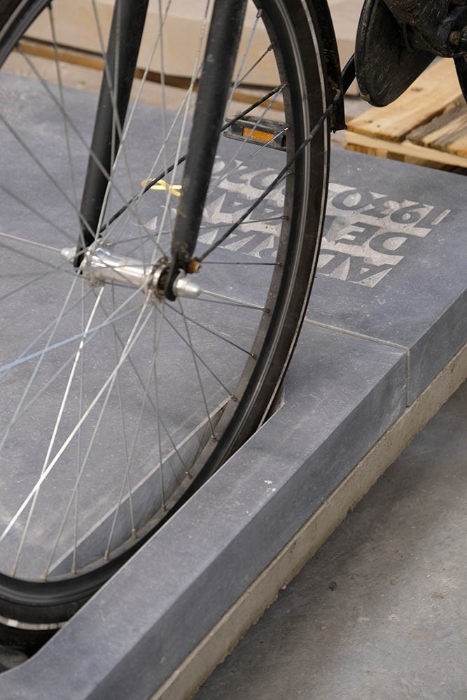 Deylius - grafmonument voor een fietser - handgehakt